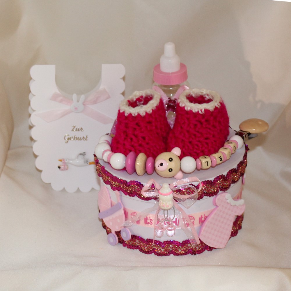 10563 Geschenktorte - zur Geburt - mit niedlichen, selbstgestrickten Babyschuhen, Schnullerkette und Karte